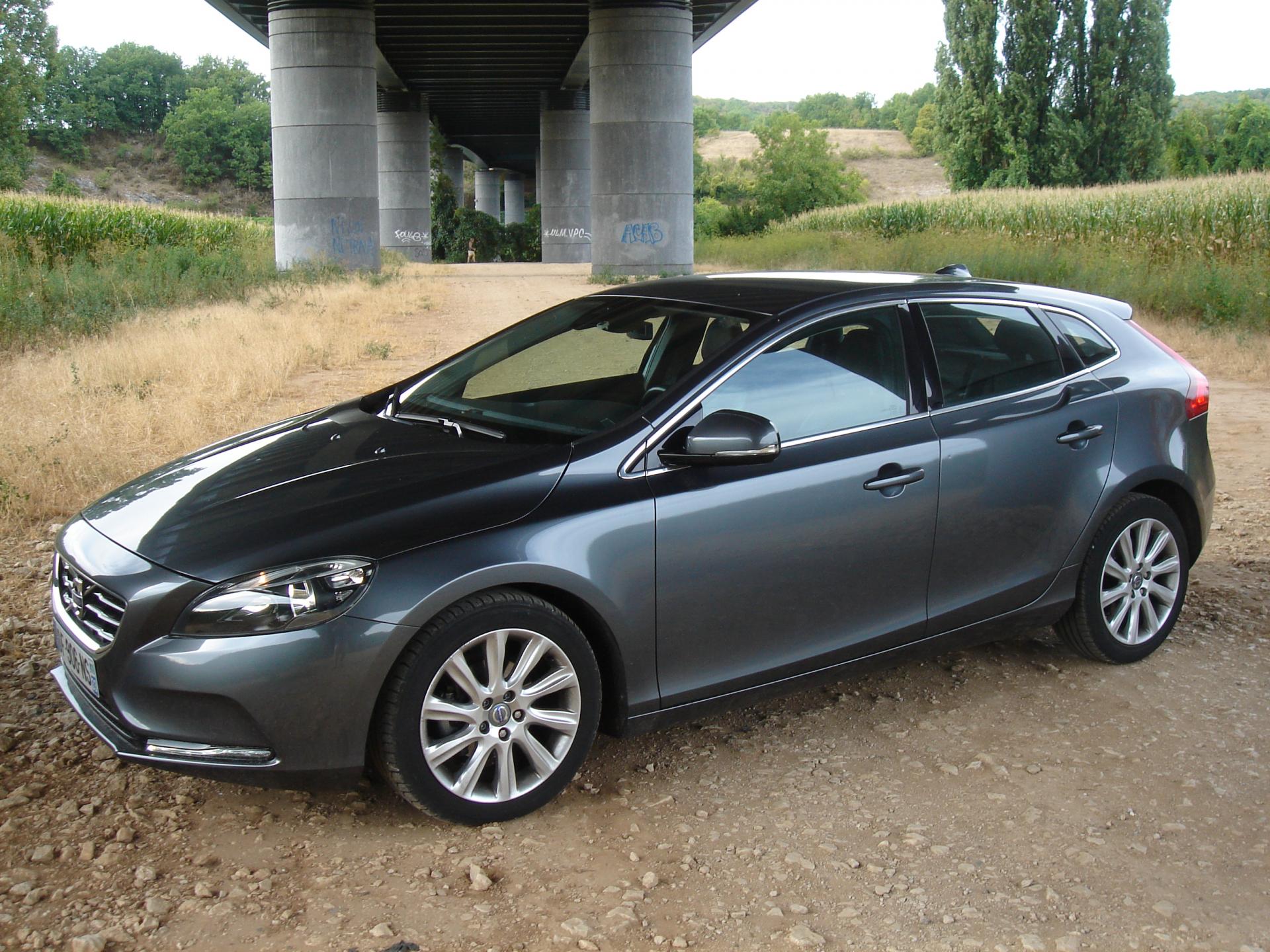 VOLVO V40 SUMMUM D2 115CH - GPS - CUIR