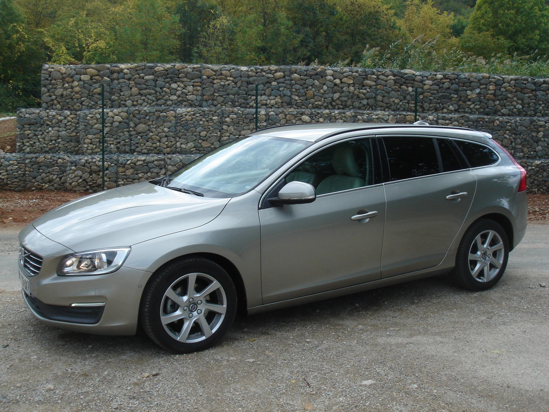 VOLVO V60 D4 181 CH MOMENTUM BUSINESS BVA - GPS - CUIR - CAMERA