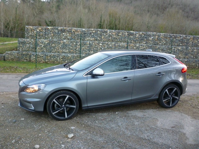 VOLVO V40 D2 R-DESIGN 120 CH GPS 